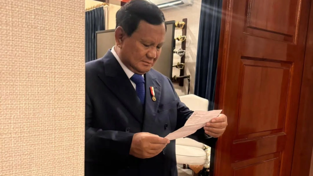 Presiden Prabowo Subianto membaca surat kiriman dari seorang siswa Sekolah Rakyat kepada dirinya. [Instagram @sekretariat.kabinet]